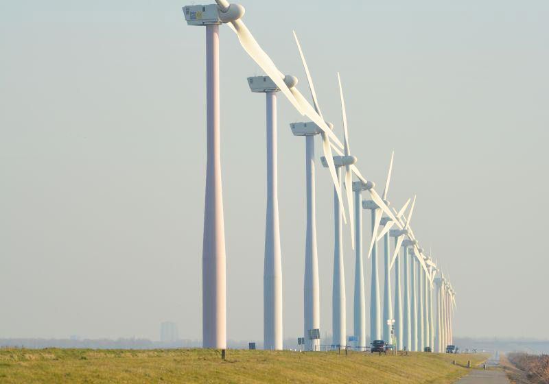 為什么風(fēng)力發(fā)電機(jī)都隔得很遠(yuǎn)？